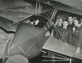 RAF-Personal lernt während des Zweiten Weltkriegs in einem Flugsimulator zu fliegen