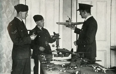RAF-Personal lernt während des Zweiten Weltkriegs Flugzeuge zu identifizieren, 1941