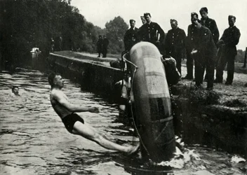 RAF-Personal lernt, ein Rettungsboot zu benutzen, 1941