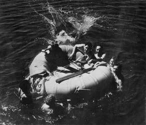 RAF-Personal lernt, ein Rettungsboot zu benutzen, 1941