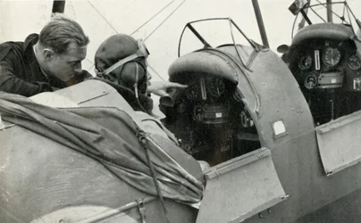 RAF-Pilot lernt während des Zweiten Weltkriegs fliegen