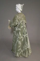 Bertha Palmers Abendmantel, ca. 1902 (schräge Rückansicht). Seidensatin mit geschnittenem Samt im Weizenmuster, Metallfaden-Spitze, Seiden-Metall-Quasten. Worth, Paris.