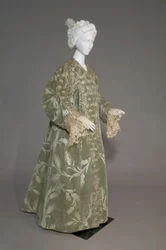 Bertha Palmers Abendmantel, ca.1902 (vordere schräge Ansicht). Seidensatin mit geschnittenem Samt im Weizenmuster, metallisches Spitzenband, Seidenmetallquasten. Worth, Paris.