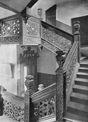 Eine Treppe mit aufwendigem Riemenwerk