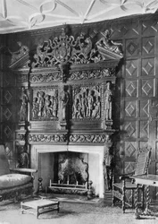 Kamin im kleinen Esszimmer