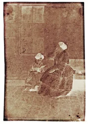 Frauen in einem Innenhof