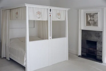 Möbel entworfen für Nr. 120 Mains Street, Glasgow, Himmelbett, ca. 1900