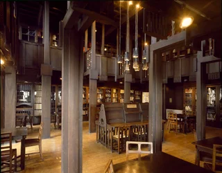 Innenansicht des Lesesaals der Kunsthochschule, entworfen von Charles Rennie Mackintosh