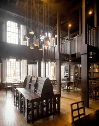 Innenansicht des Lesesaals der Kunsthochschule, entworfen vom Architekten Charles Rennie Mackintosh (1868-1928)
