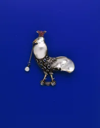 Eine weiß- und gelbmetallene Brosche der Guild of Handicraft in Form eines „gekrönten“ Hahns, besetzt mit Blisterperle, Perlen, Saphiren, Turmalinen und Mondsteinen, um 1905