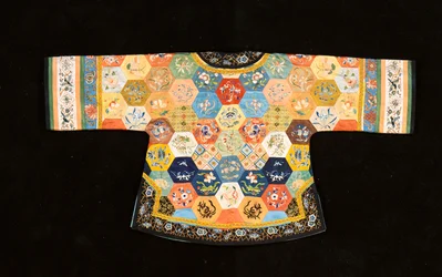 Ein chinesischer informeller Patchwork-Mantel, bestehend aus Sechsecken aus bestickten Seiden