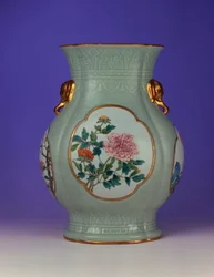 Eine feine und sehr seltene Famille-Rose-Vase mit Celadon-Grund und vergoldetem Emaille von Prunus und Rosen, eine von vier Emaille-Darstellungen der "Blumen der vier Jahreszeiten", 1735-1795
