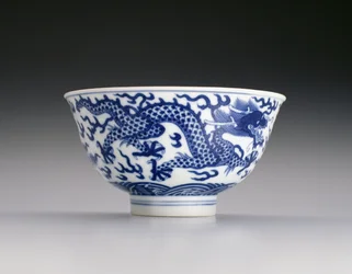 Schale mit Drachen und Wellen, Xianfeng-Zeit 1851-61