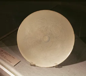 Schale mit eingeschnittenem Blumendekor, aus Nanchang, Provinz Jiangxi, Sung-Dynastie, 12.-13. Jahrhundert