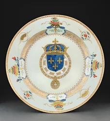 Großer Wappenteller mit den Waffen des Königs von Frankreich, ca. 1730