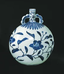 Pilgerflasche Blau und Weiß mit Blumendekorationen, um 1403-24