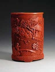 Roter geformter Pinselhalter, darstellend den berühmten Kalligraphen Wang Hsi-chih (ca. 307-365 n. Chr.) in seinem Pavillon-Rückzugsort, der auf Gänse in einem Teich und einen Jungen auf einer Brücke blickt, Ching-Dynastie, Qianlong-Zeit