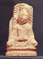 Sitzender Buddha in Meditation, aus Tumshuq (Xinjiang) 4.-5. Jahrhundert