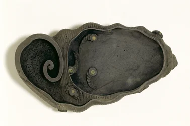 Tuan-Tintenstein in Form einer Muschelschale, Ching-Dynastie, spätes 19. bis frühes-mittleres 19. Jahrhundert