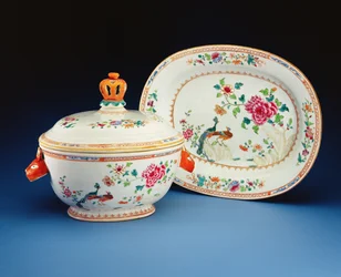 Terrine, Deckel und Untersatz, bemalt mit dem Muster „Doppelter Pfau“, Qianlong-Periode (1736-95)