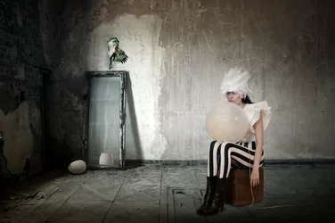Gefiederte Frau mit Ballon