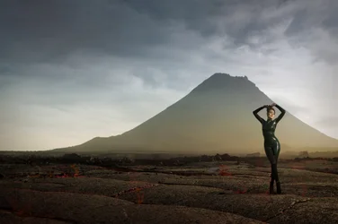 Einsame Figur in fremder Landschaft