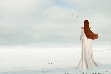 Winterfrau Mit Vögeln