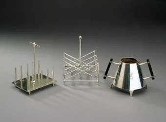 Toastständer mit aufrechten Stützen, hergestellt von Hukin & Heath, 1878; Toastständer mit dreieckigem Querschnitt, hergestellt von Elkington & Co., ca. 1875-88; Zuckerschale mit ebonisiertem Holz