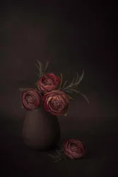 Dunkles Blumenstillleben
