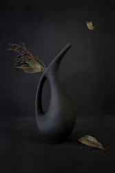 Minimalistische schwarze Vase