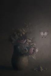 Stimmungsvolle Blume mit Schmetterling