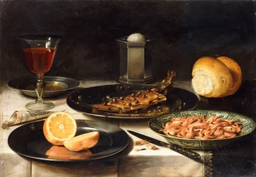 Ein Hering mit Kapern und eine geschnittene Orange auf Tellern und eine Schüssel mit Garnelen auf einem Tisch