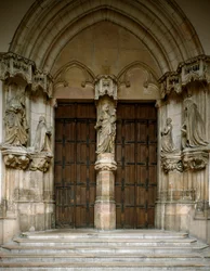 Ansicht des Portals der Kartause von Champmol. Es ist mit fünf Skulpturen von Claus Sluter (um 1350 bis um 1405) geschmückt: die Jungfrau Maria, der Herzog und die Herzogin von Burgund, der heilige Johannes der Täufer und die heilige Margareta. 1386-1401