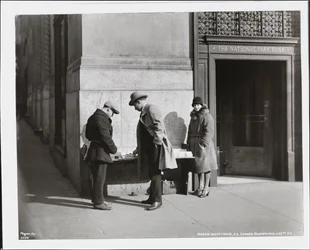 Blinder Zeitungsverkäufer, Aaron Weintraub, an seinem Stand an der südöstlichen Ecke der 7th Avenue & 32nd Street