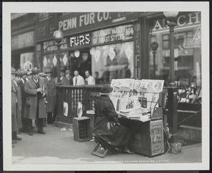 Blinde Zeitungsverkäuferin, Fannie Lyons, an ihrem Stand an der südöstlichen Ecke der 7th Avenue & 34th Street