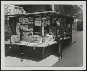 Blinder Zeitungsverkäufer, P.J. McNulty an seinem Stand an der nordöstlichen Ecke der 3rd Avenue & 42nd Street