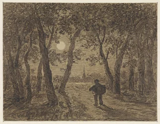 Mann, der bei Mondlicht aus einem Wald spaziert