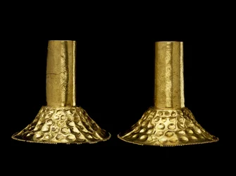 Paar Ohrschmuck, getragen von einem Herrscher oder Schamanen
