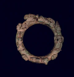 Ring, der ein rituelles Opfer darstellt