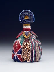 Symbol des inneren Kopfes (ibori), spätes 19. bis frühes 20. Jahrhundert (Glasperlen, Kaurimuscheln und Leder)