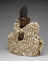 Zwillingsfigur (ere ibeji) mit Gewand