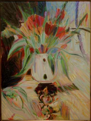 Tulpen in bauchiger Vase vor Gardine