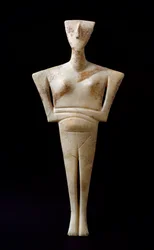 Kunst der Kykladen: weibliche Figur. Marmoridol von Syros. 3000 v. Chr. Kykladische Zivilisation (-3200 bis -2000) Athen, Nationales Archäologisches Museum
