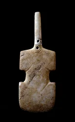 Kunst der Kykladen: „Statuette in Form einer Violine“, Marmoridol von Paros. 3000 v. Chr. Kykladische Zivilisation (-3200 bis -2000). Athen, Archäologisches Nationalmuseum