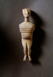 Weibliches Idol, schematische Figur, weißer Marmor mit Ocker-Einlagen, 3200-2000 v. Chr.