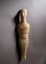 Schematische weibliche Figur, weißer Marmor mit Ocker-Einlagen, 3200-2000 v. Chr.