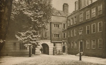 Kopfsteinpflaster des ruhigen anderen Hofes im Staple Inn in Holborn, ca. 1935