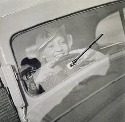 Eine Frau beim Fahren, ca. 1930er Jahre