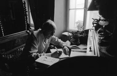 Jiri Mucha sitzt an seinem Schreibtisch in seinem Haus in Hradcany, Prag