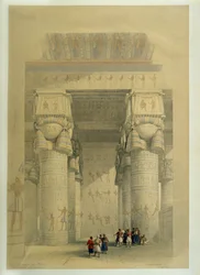 Unter dem Portikus des Tempels in Dendera